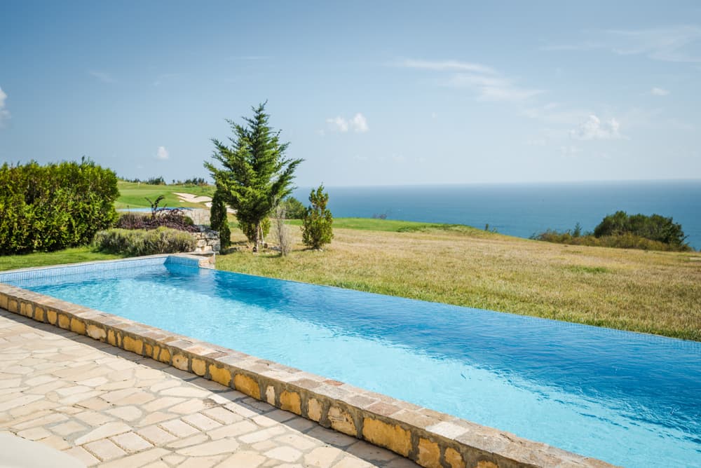 Where can I hire a reliable pool builder in Carlsbad